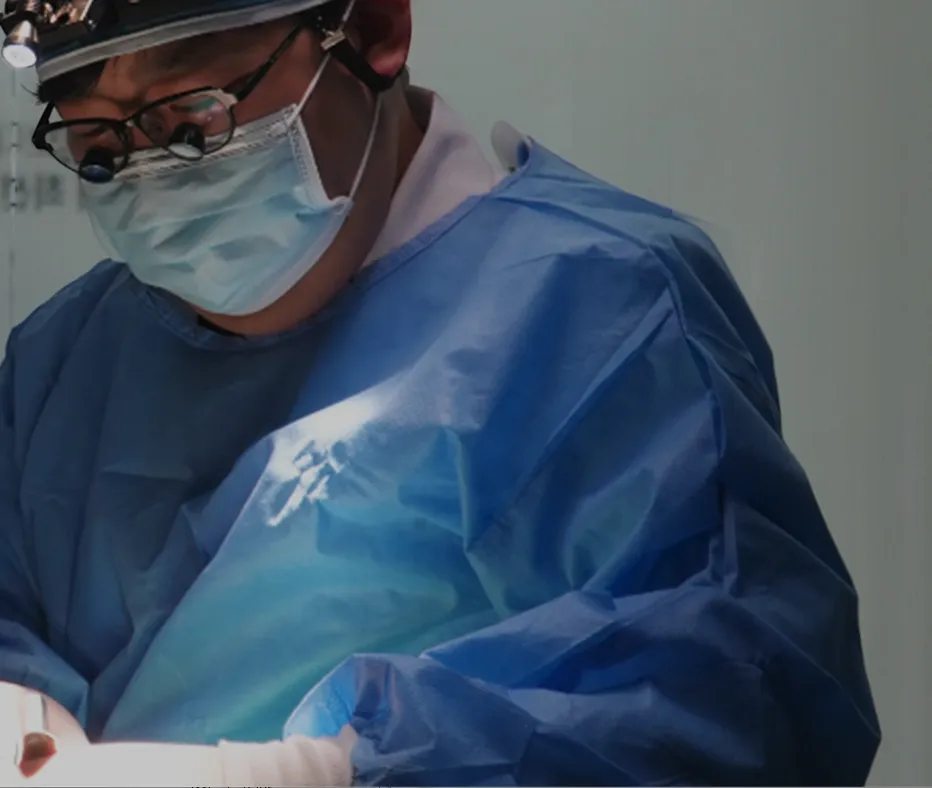 Dr. Kang Jun-gu treating a patient under magnification